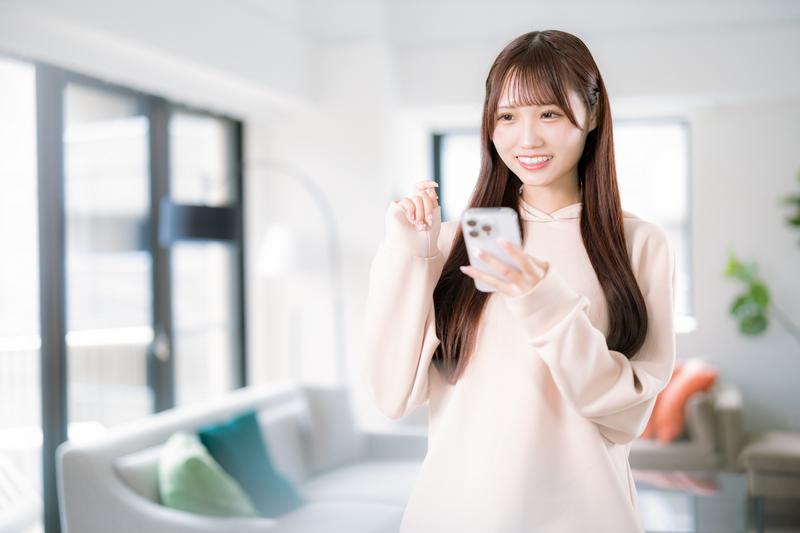 スマートフォンを笑顔で見ている女性